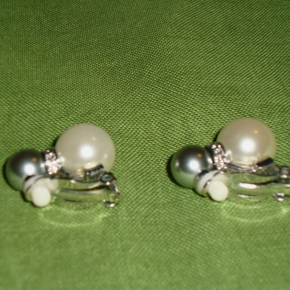 Kenneth Jay Lane Elegant Pearlesque Necklace & Ear - Picture 3 of 5